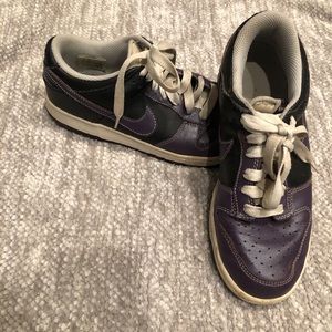 Nike leather black and purple lowtop sneakers